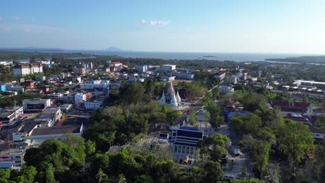 Sereno-Complejo-De-Templos-Tradicionales-Tailandeses,-Paisaje-Tropical.