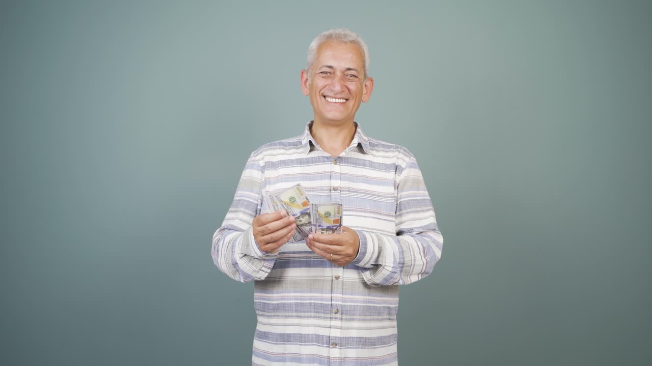 카메라를 쳐다보며 돈을 세는 남자