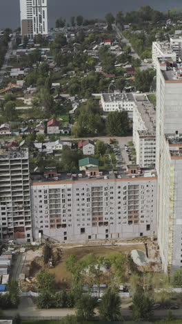vista aérea de un sitio de construcción en una zona urbana