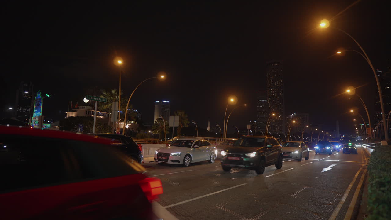 교통량이 많은 밤의 도시 거리