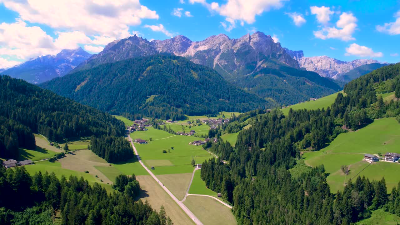 vista panorámica del hermoso paisaje de los alpes