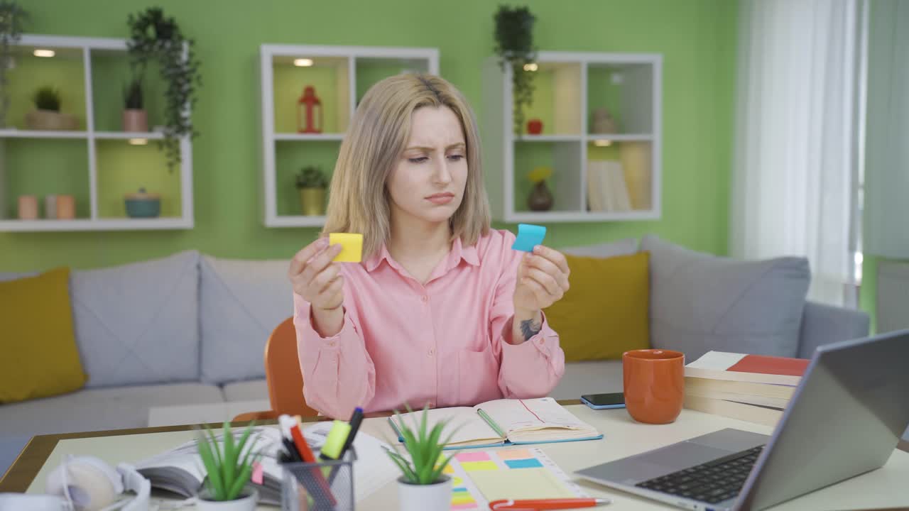 молодая забывчивая девушка.