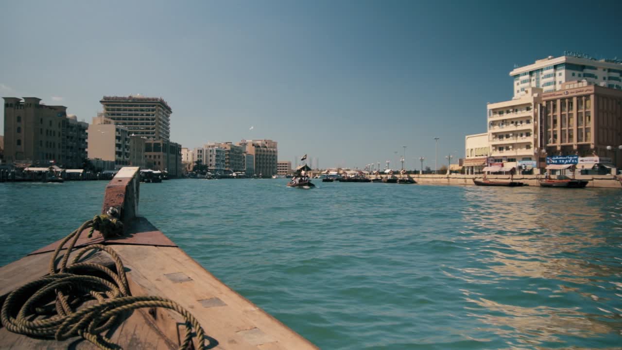 abra navegando por dubai creek - emiratos árabes unidos