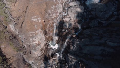 Vuelo-De-Drones-Sobre-Las-Rocas-Y-Una-Vista-De-Una-De-Las-Cascadas-Más-Altas-De-Francia,-La-Cascada-De-Arpenaz-En-El-Norte-De-Sallanches-En-Los-Alpes-Franceses