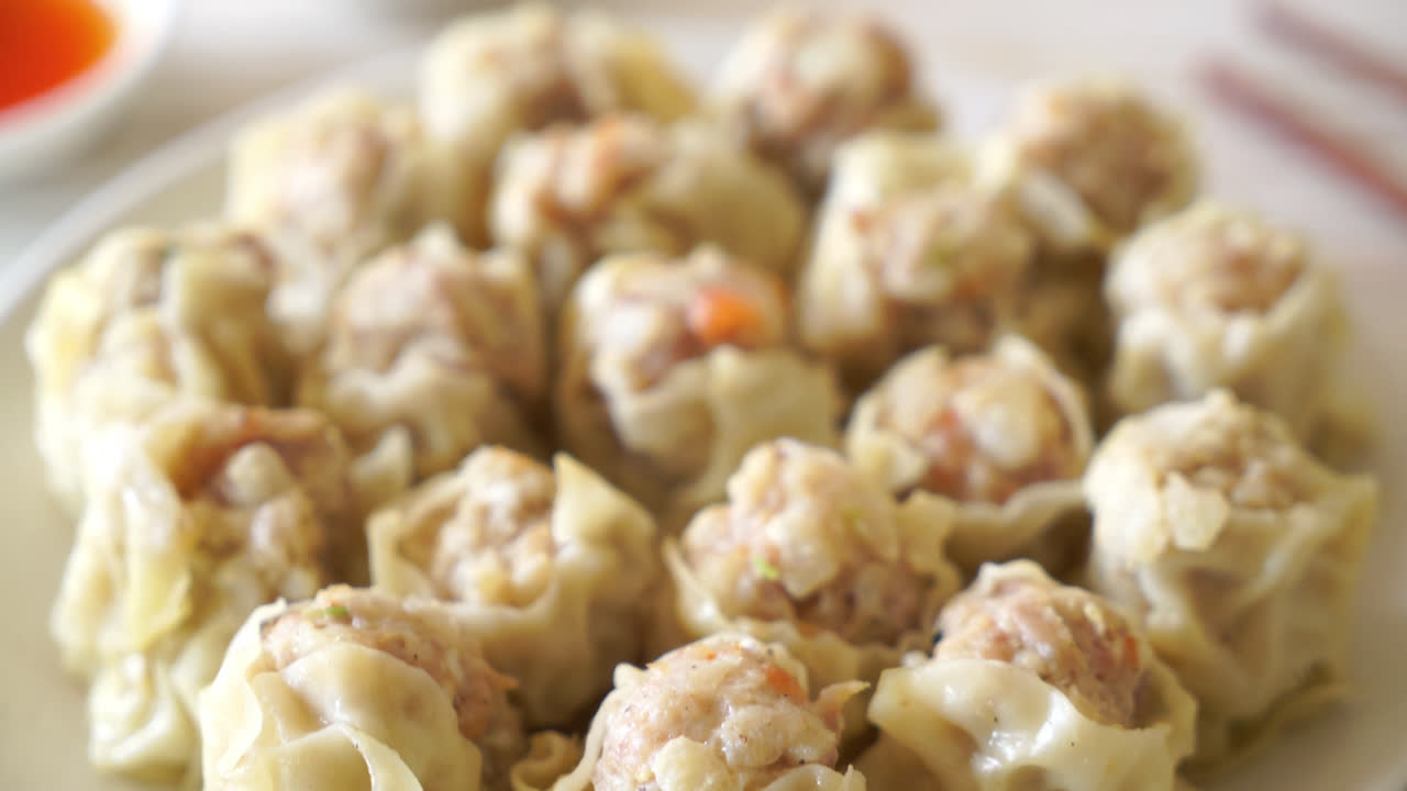 소스를 곁들인 돼지고기 만두 - 아시아 음식 스타일