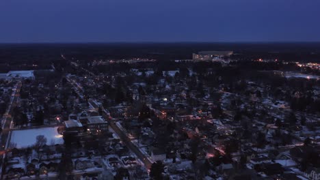 antena, barrio residencial en stevens point wisconsin en la noche