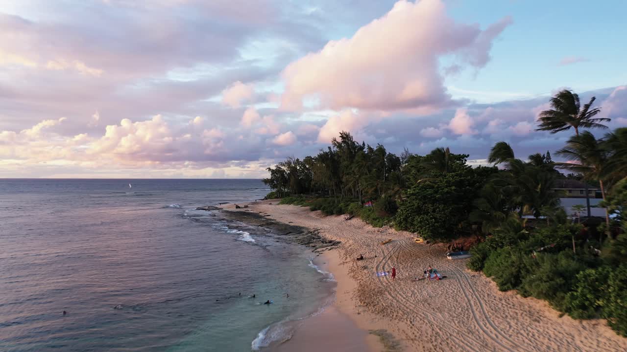 Paradiso tropicale di spiaggia sabbiosa e palme, sorvolo di drone su Sunset Beach durante la sera alle Hawaii.