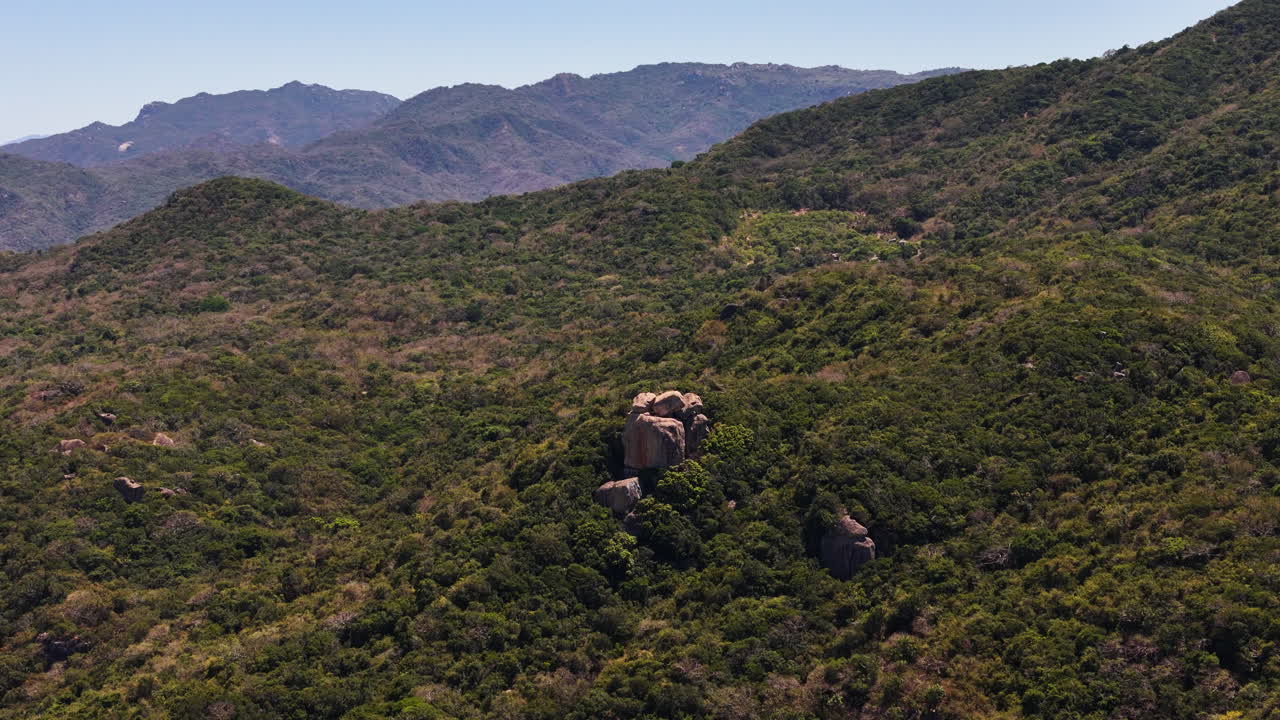 аннамитная горная цепь в азии (аннамская индокитайская горная цепочка); тхуань, вьетнам.