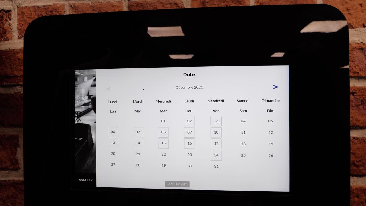 fotografía en primer plano de un hombre usando un sistema de reserva digital para un club de karaoke