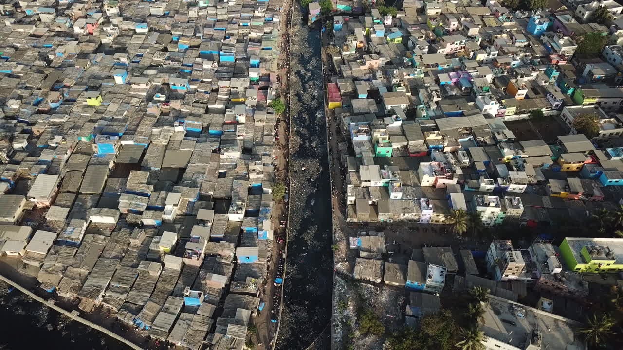인도 뭄바이의 다라비 빈민가와 더러운 물 운하의 조감도