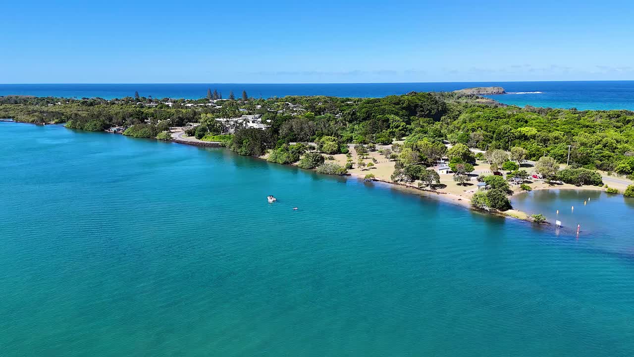 강과 주변 풍경의 공중 촬영
