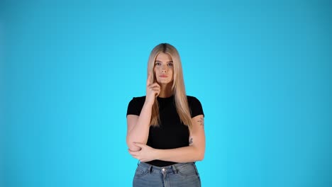 retrato de una mujer rubia y bonita pensativa, con manos dudosas e inciertas