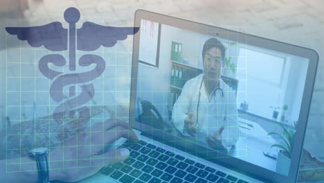 símbolo de asclepio sobre el hombre médico en la pantalla del portátil.
