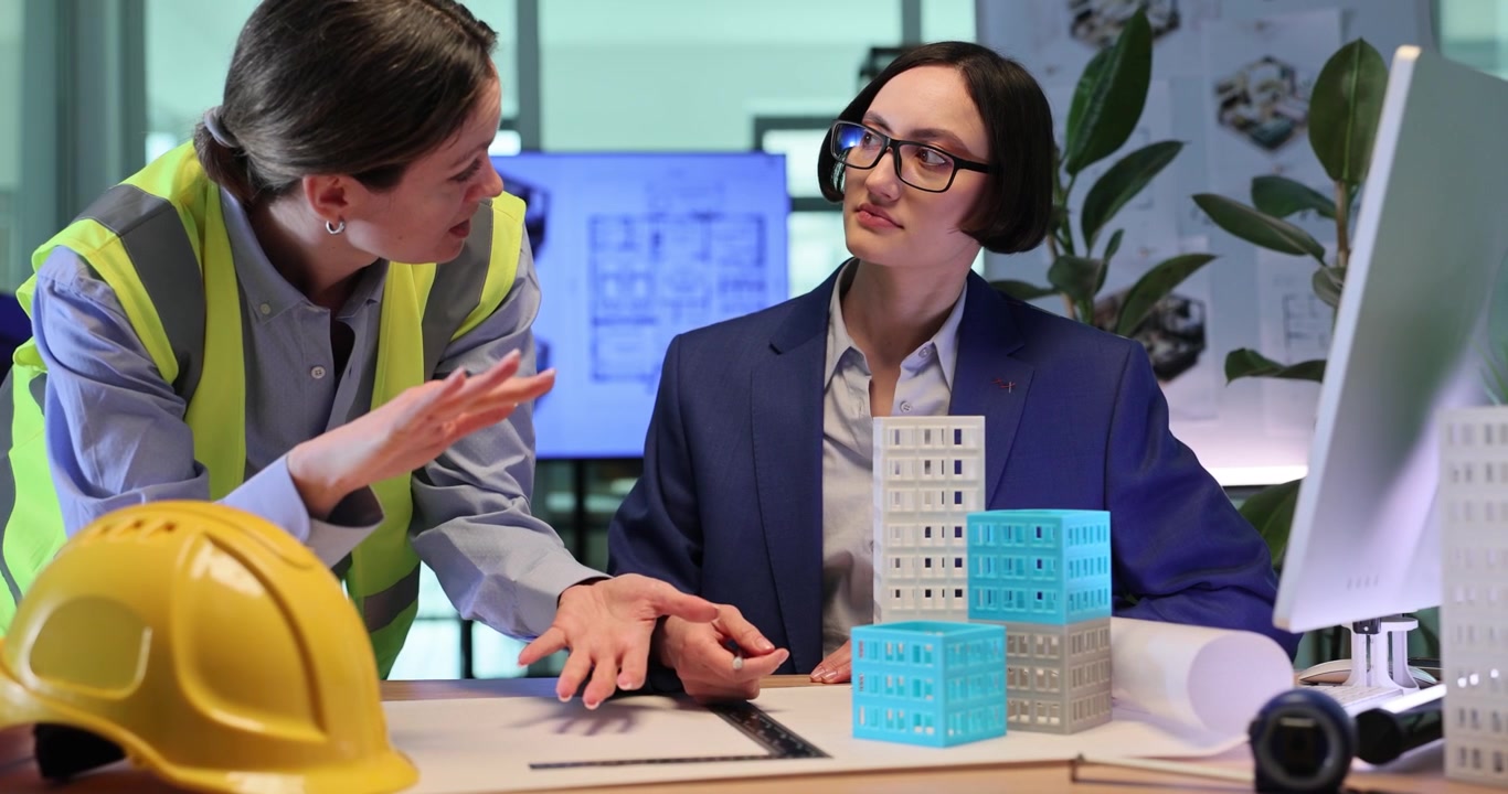 Construtor explica cuidadosamente o trabalho de fundação ao arquiteto.