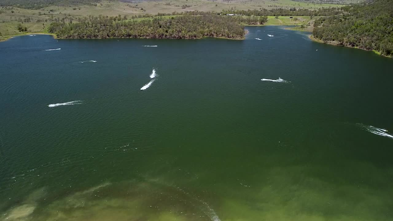 서머셋 호수의 레크리에이션 스피드 보트