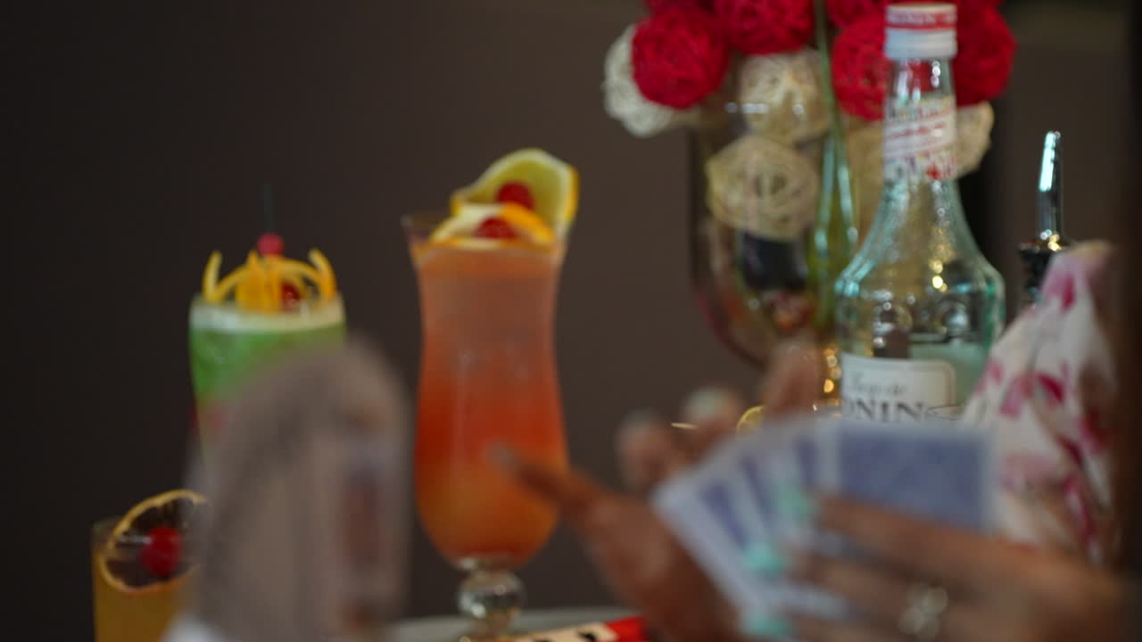 el enfoque cambió de refrescos a cócteles de cartas póquer