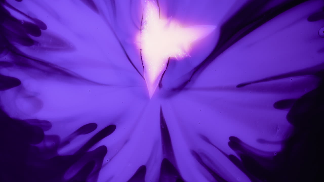 expansión cósmica púrpura efecto fluido de arte abstracto