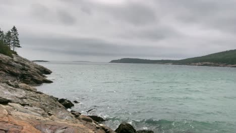 4K-Frau-Blickt-über-Die-Küste-Von-Maine-Am-Sandstrand-Im-Acadia-Nationalpark