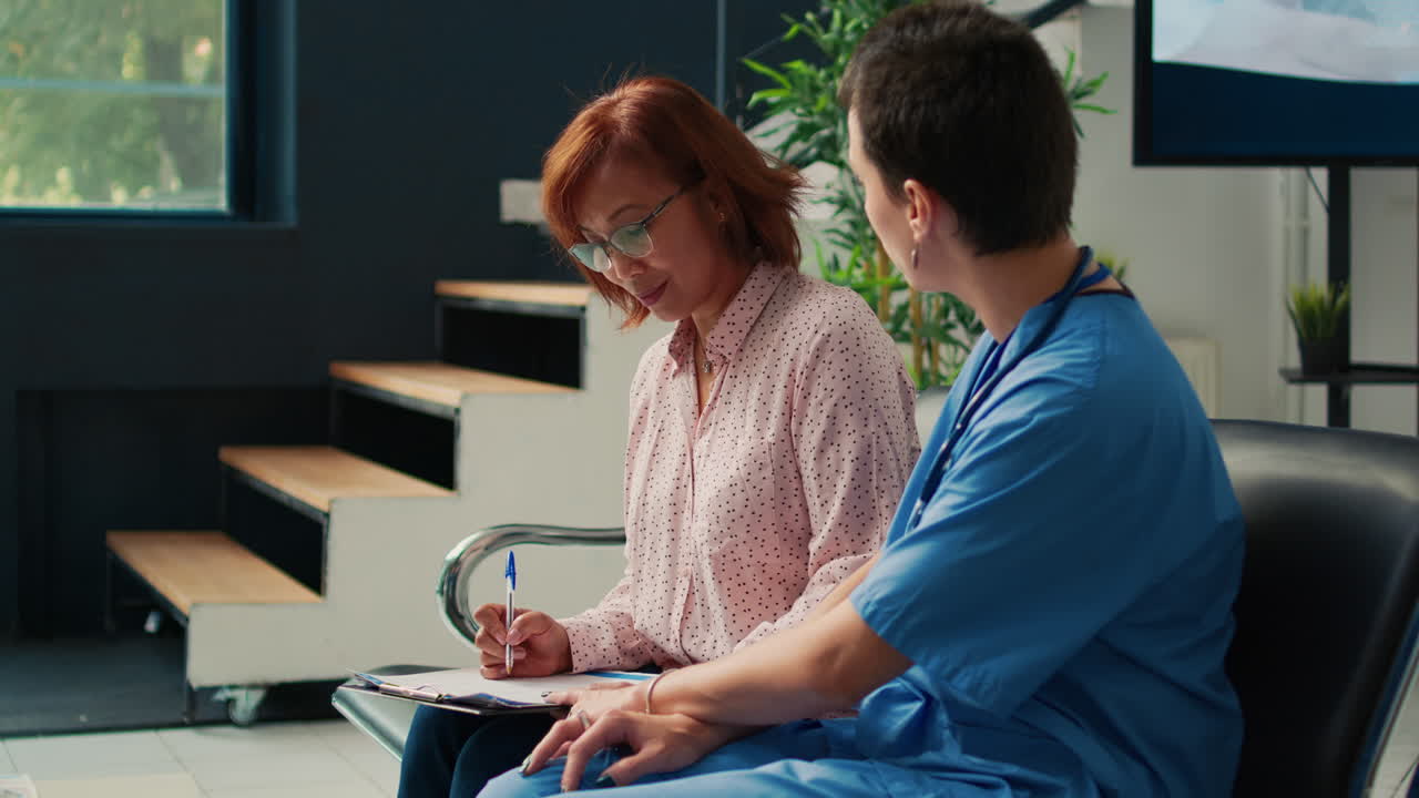 Lege konsulterer med pasient i klinikkens venterom