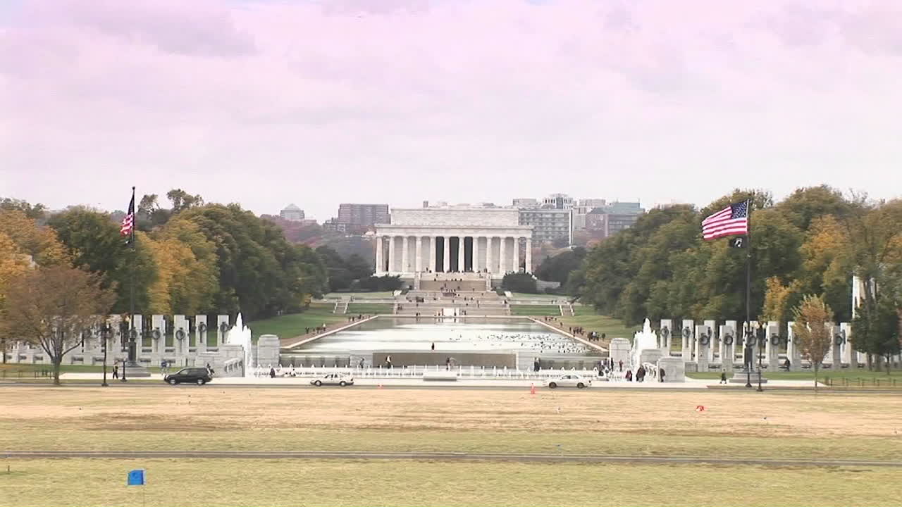 멀리 반영 수영장이 있는 링컨 기념관