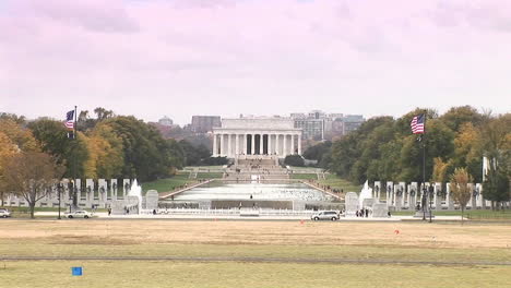 el monumento a lincoln con piscinas reflectantes distantes