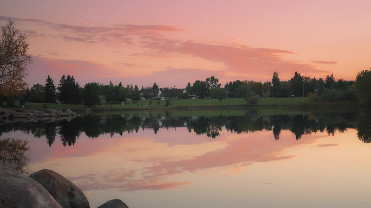 Nuvole rosa al tramonto sul lago