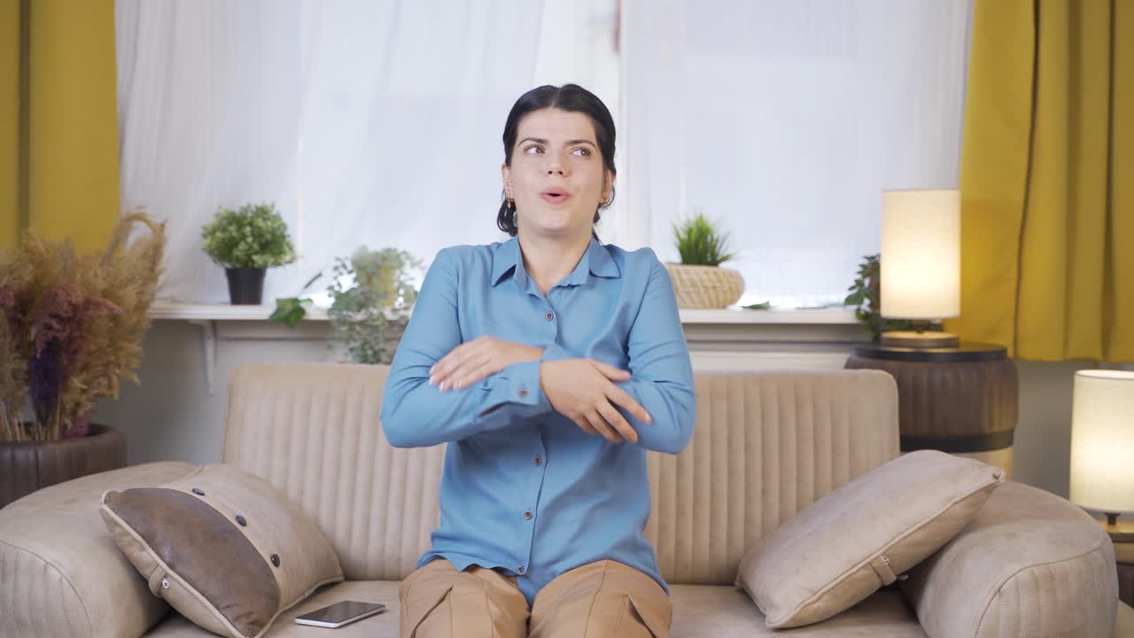 젊은 여성은 관절 통증을  ⁇ 고 있습니다.