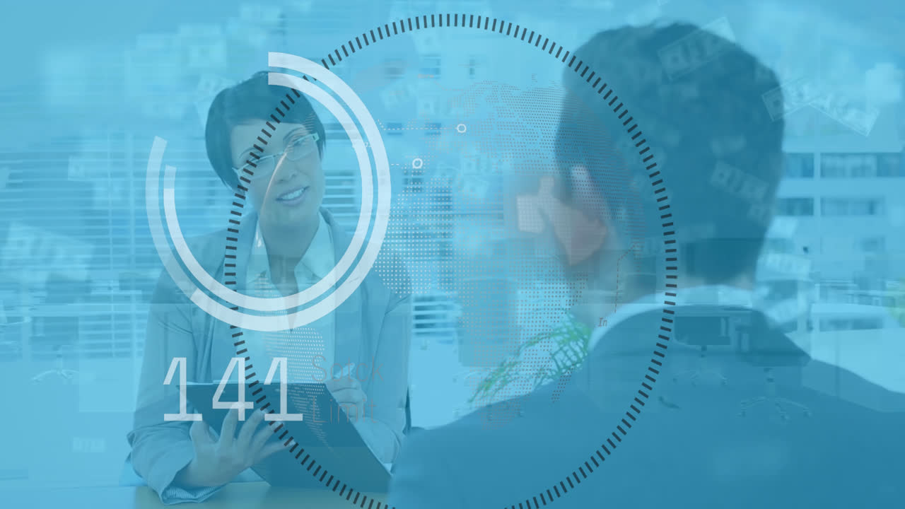 animación del procesamiento de datos sobre los empresarios caucásicos en la oficina