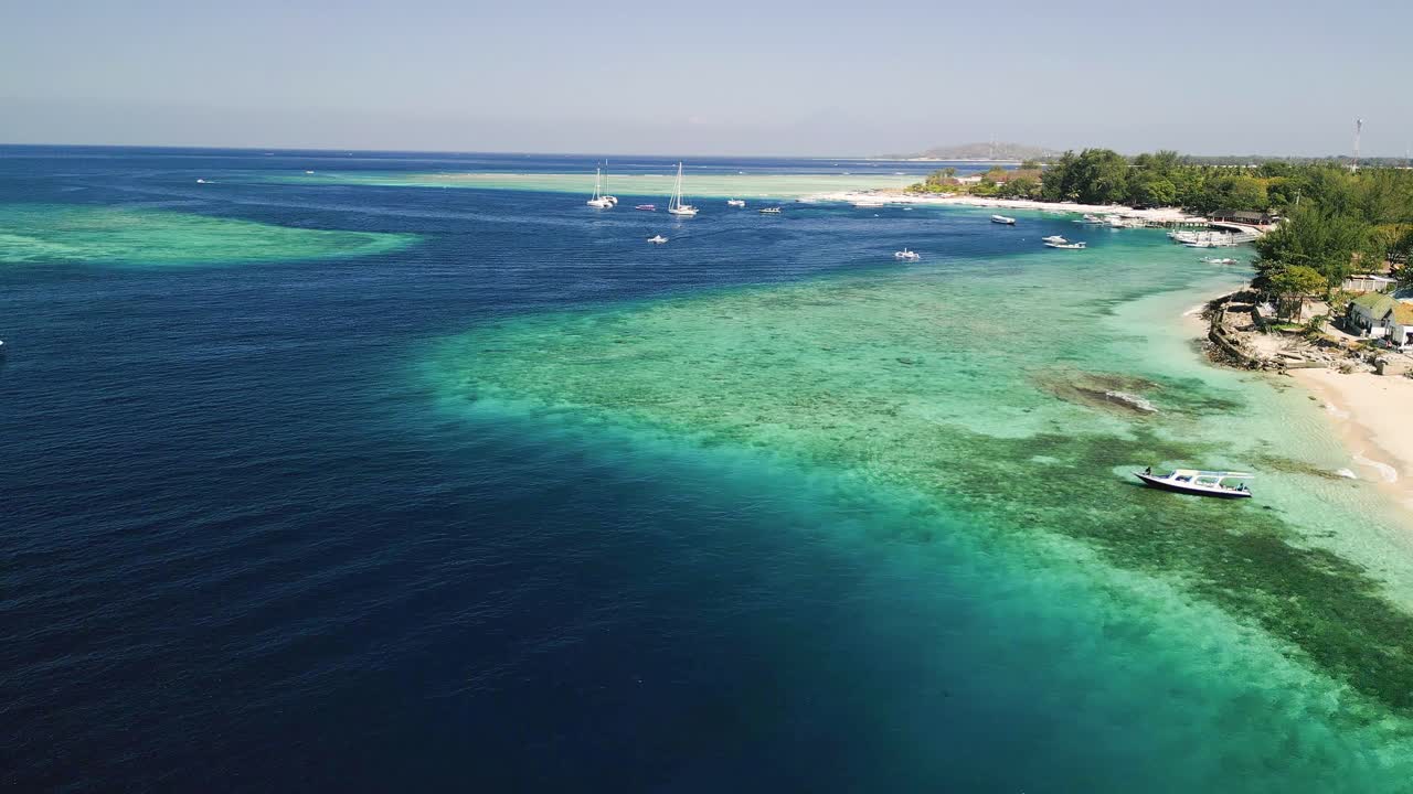 Ripresa aerea fissa di Gili Air Beach Sud, idilliaca isola di Gili Air in Indonesia, un vero paradiso tropicale che cattura l'essenza della serena vita insulare.