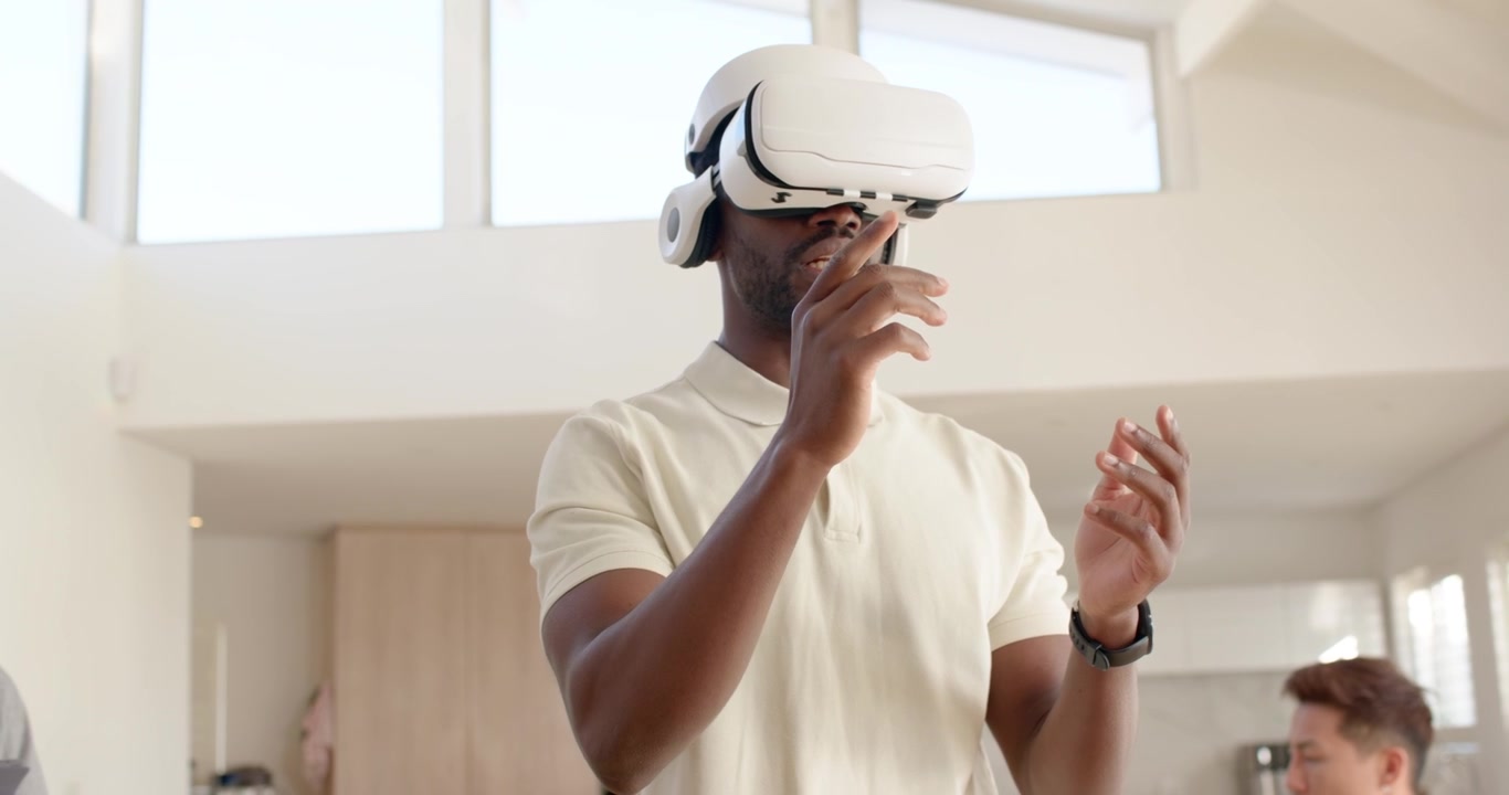 Uomini di diverse etnie osservano un uomo che indossa un visore VR e pizzica i controlli, mentre un tablet monitora la demo all'inizio.