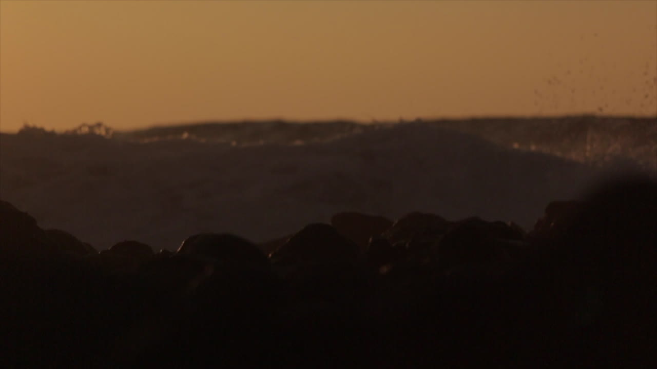 큰 파도가 해안으로 밀려온다