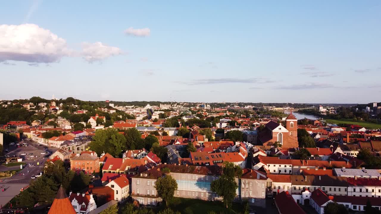 imágenes aéreas de drones del casco antiguo de kaunas