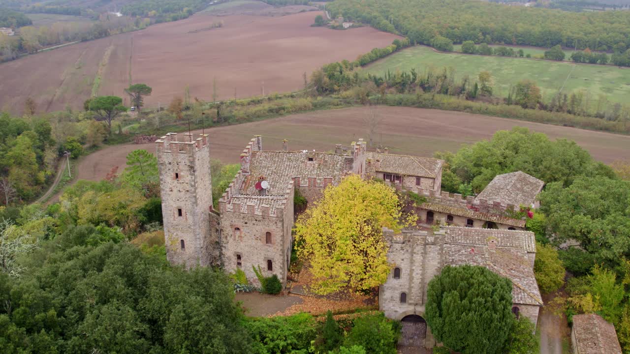 Paesaggio toscano panoramico con il Castello di Montalto in autunno, Italia