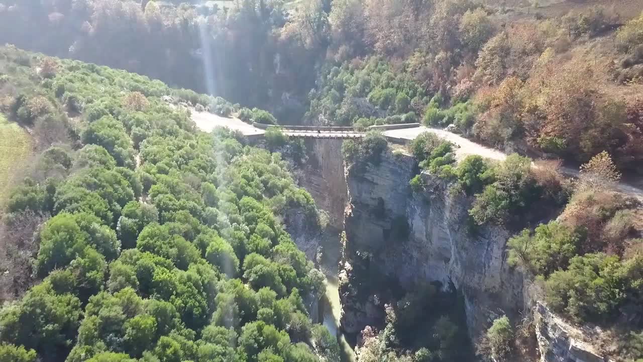 sentado en un puente sobre el cañón de osumi en albania desde una vista aérea