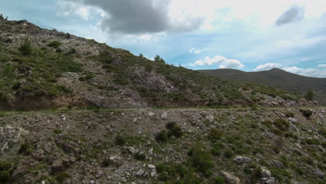 el terreno accidentado de penteli brilla en el video del avión no tripulado