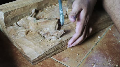artesano balinés haciendo caballo de madera