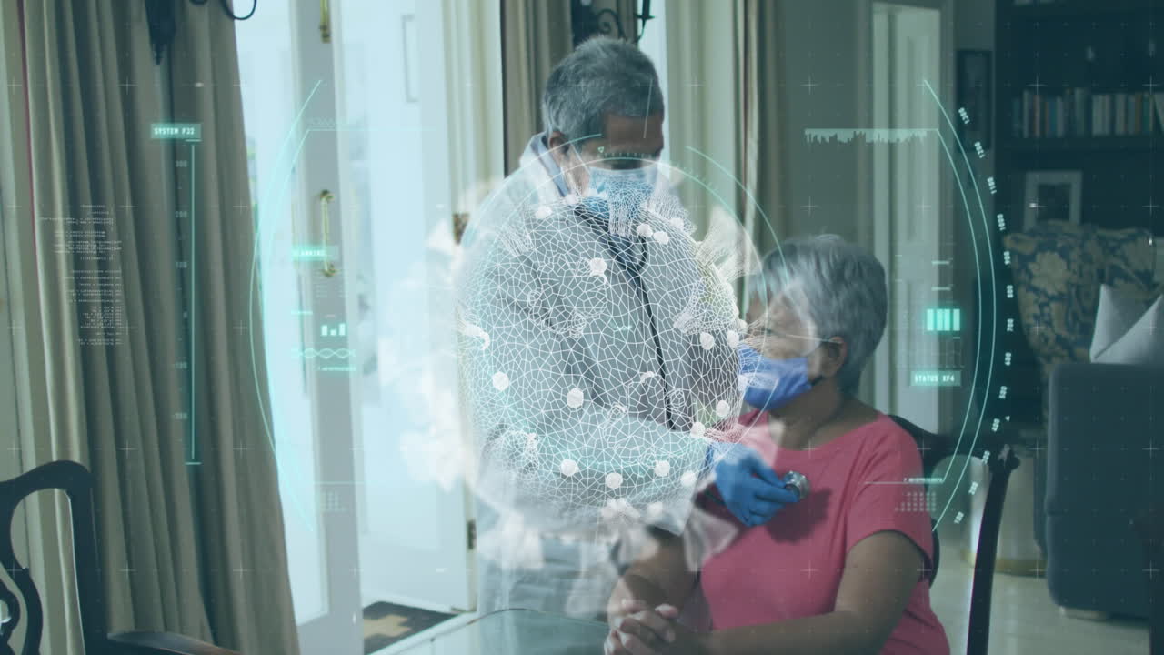 animación de la célula de covid-19 y procesamiento de datos sobre una mujer mayor que está siendo examinada con una máscara facial