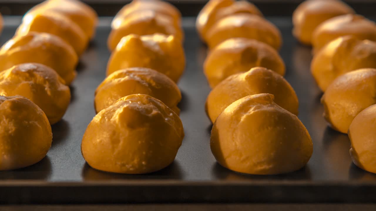 오븐에서 굽는 쿠키의 타임랩스