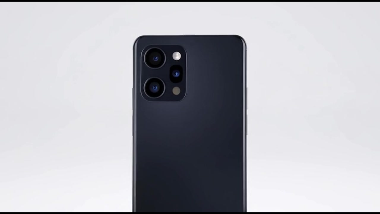 Primo piano di uno smartphone moderno in rotazione su uno sfondo bianco.