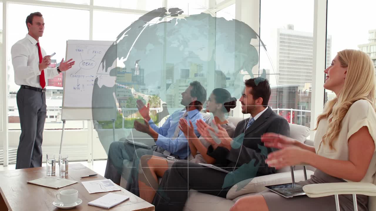 animación de un globo giratorio contra un empresario caucásico dando una presentación en la oficina