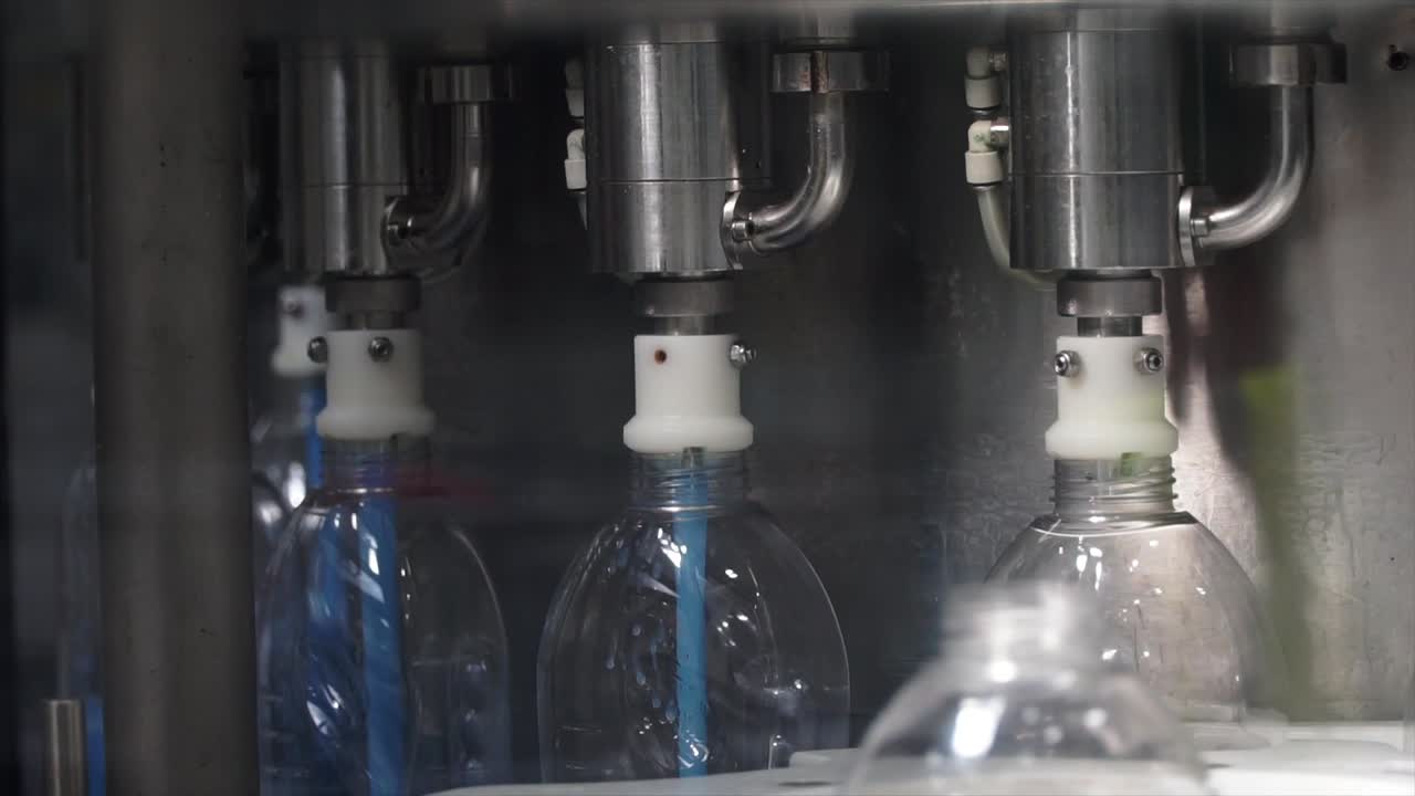máquina de llenado de botellas en acción