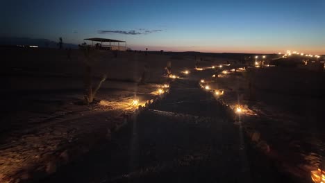 Wandern-In-Der-Wüste-Mit-Lichtflecken-Nach-Sonnenuntergang,-Klare-Skyline-POV,-Agafay,-Marokko