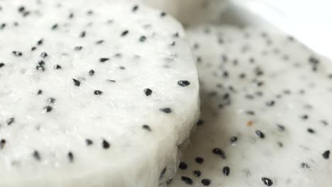 una rebanada de fruta de dragón en una tabla de cortar,