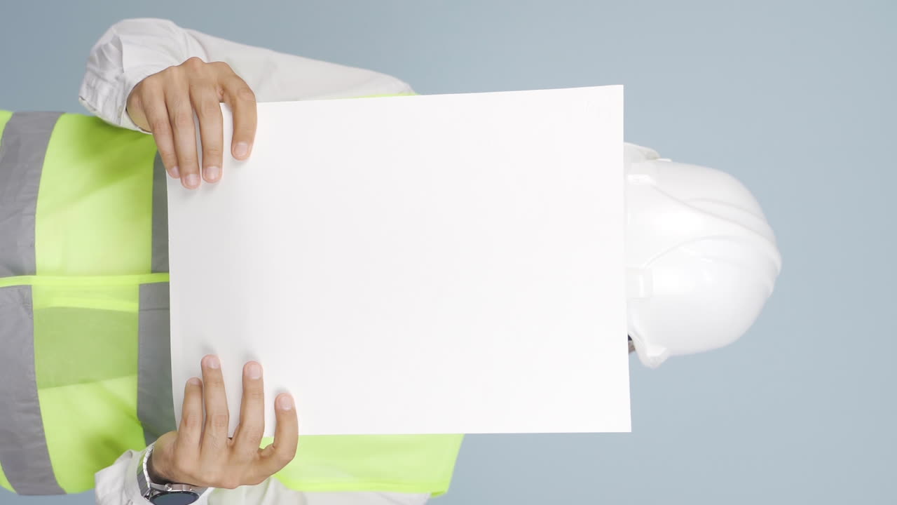 프로젝트를 진행하는 엔지니어의 수직 비디오입니다.