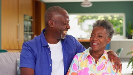 Retrato-De-Una-Sonriente-Y-Amorosa-Pareja-De-Ancianos-Sentados-Juntos-En-Un-Sofá-En-Casa