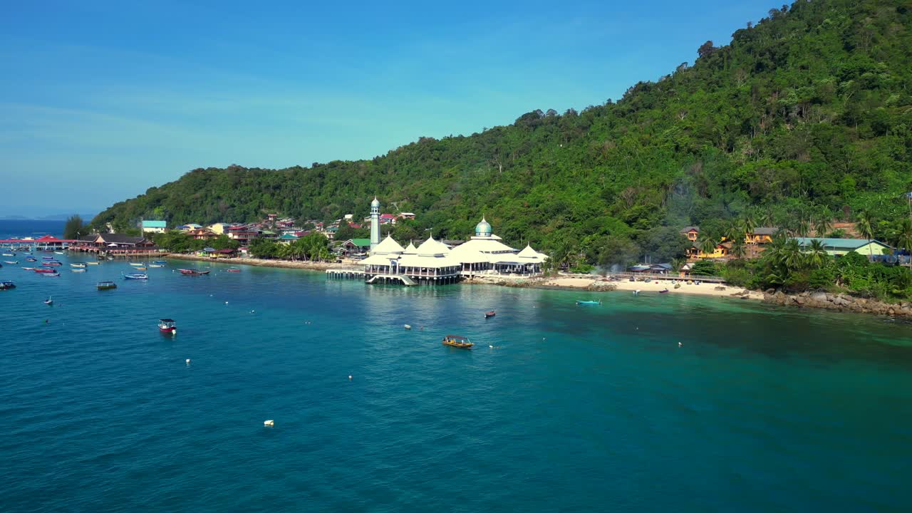 mezquita blanca islámica en la playa de la isla de perhentian