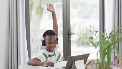 Niño-Afroamericano-Estudia-En-Casa-Usando-Una-Tableta