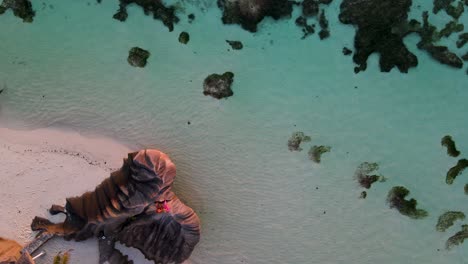 Seychellen-La-Digue-Sonnenuntergang-Strand-Felsen-Antenne-Drone3.mp4