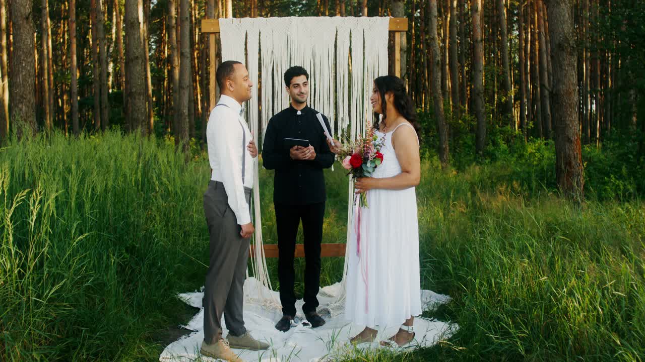 лесная свадебная церемония