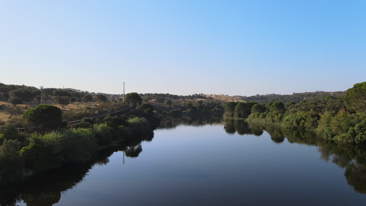 imágenes aéreas de una presa en alentejo, portugal
